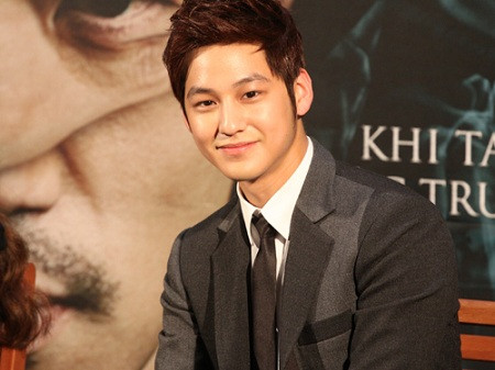 Cuối tháng 4, nam diễn viên Hàn Quốc nổi tiếng Kim Bum xuất hiện tại TPHCM để quảng bá cho bộ phim “The Gifted Hands”