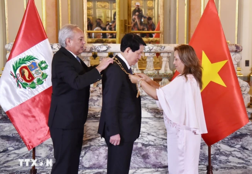 Tổng thống Dina Ercilia Boluarte Zegarra trao Huân chương “Mặt trời Peru” cấp Đại Thập tự tặng Chủ tịch nước Lương Cường. (Ảnh: Lâm Khánh/TTXVN)