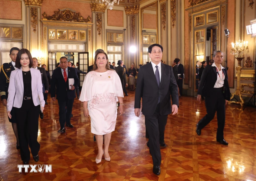 Ngay sau lễ đón, Chủ tịch nước Lương Cường và Tổng thống Peru Dina Ercilia Boluarte Zegarra tiến hành hội đàm (Ảnh: Lâm Khánh/TTXVN)