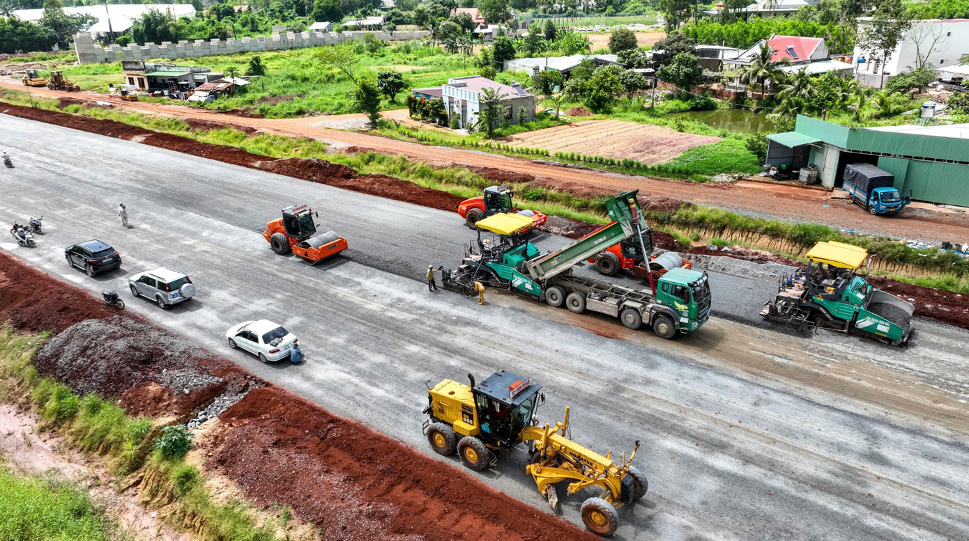 Riêng đoạn tuyến do Công ty Sơn Hải triển khai đường cũng đã nên hình vóc, đã tưới bám dính bảo vệ mặt đường và dự kiến giữa tháng 11 cũng bắt đầu thảm nhựa.