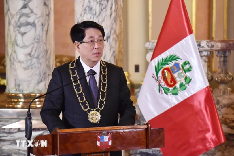 Chủ tịch nước Lương Cường phát biểu cảm ơn sau khi nhận Huân chương “Mặt trời Peru” cấp Đại Thập tự. (Ảnh: Lâm Khánh/TTXVN)