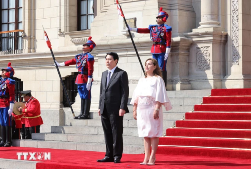 Tổng thống Peru Dina Ercilia Boluarte Zegarra chủ trì lễ đón Chủ tịch nước Lương Cường thăm chính thức Peru. (Ảnh: Lâm Khánh/TTXVN) Tổng thống Peru Dina Ercilia Boluarte Zegarra chủ trì lễ đón Chủ tịch nước Lương Cường thăm chính thức Peru. (Ảnh: Lâm Khánh/TTXVN)