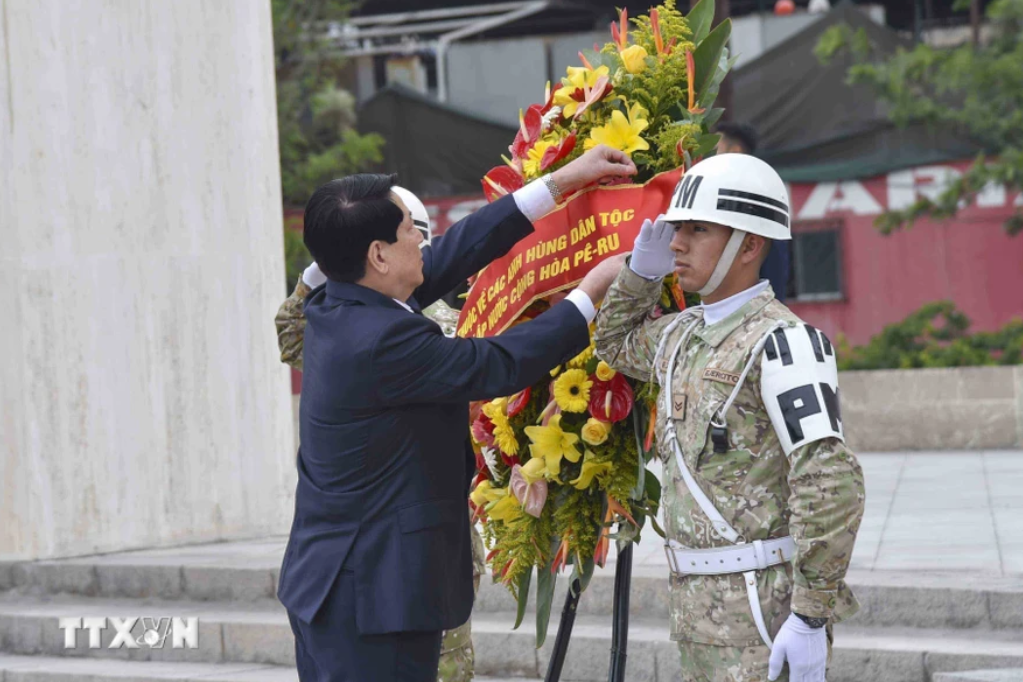 Chủ tịch nước Lương Cường đặt tại Đài tưởng niệm các Anh hùng dân tộc và Tiền nhân nền độc lập Peru. (Ảnh: TTXVN)