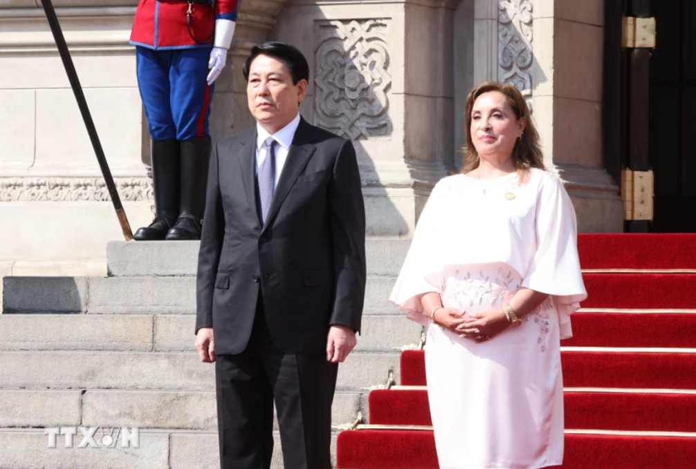 Tổng thống Peru Dina Ercilia Boluarte Zegarra chủ trì lễ đón Chủ tịch nước Lương Cường thăm chính thức Peru. (Ảnh: Lâm Khánh/TTXVN)
