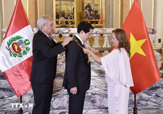 Tổng thống Dina Ercilia Boluarte Zegarra trao Huân chương “Mặt trời Peru” cấp Đại Thập tự tặng Chủ tịch nước Lương Cường. (Ảnh: Lâm Khánh/TTXVN) Tổng thống Dina Ercilia Boluarte Zegarra trao Huân chương “Mặt trời Peru” cấp Đại Thập tự tặng Chủ tịch nước Lương Cường. (Ảnh: Lâm Khánh/TTXVN)