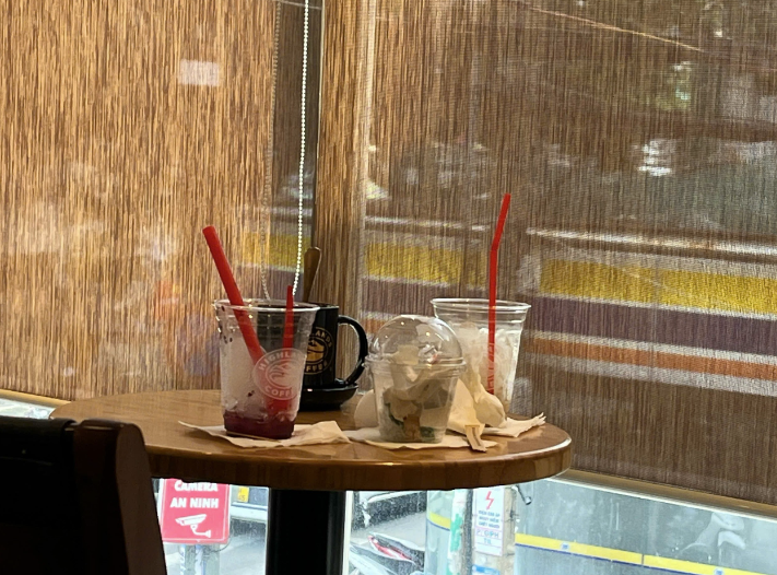 Tại nhiều chuỗi cửa hàng, khách hàng ngồi uống nước tại chỗ cũng được phục vụ bằng ly nhựa.