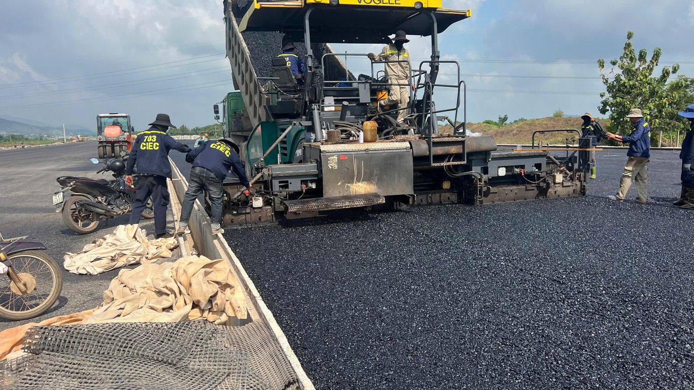 Đoạn tuyến được thảm nhựa do Công ty 703 đảm nhận thi công. Đơn vị này nhận nhiệm vụ thi công khoảng 5,3km đường cao tốc và hai cầu vượt ngang. Hiện nay triển khai 5 mũi thi công với gần 75 thiết bị và 115 nhân sự.