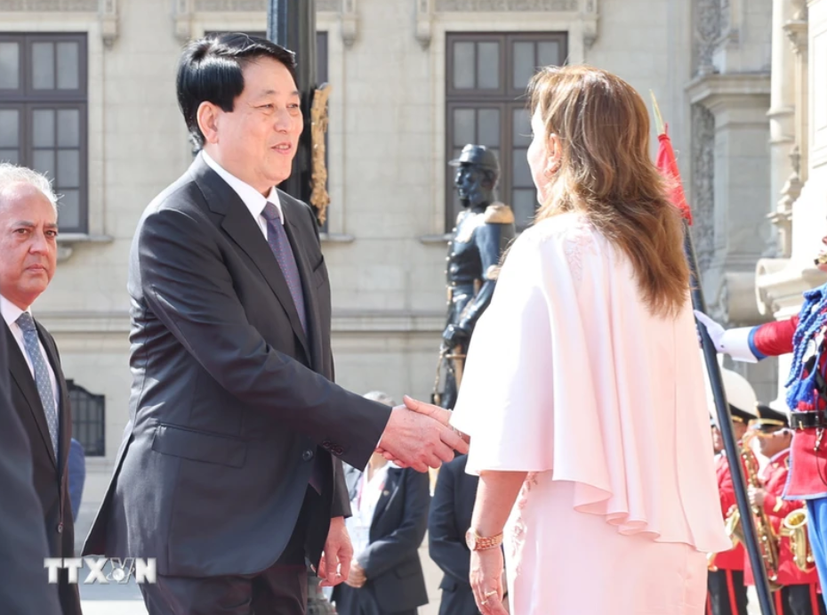 Tổng thống Peru Dina Ercilia Boluarte Zegarra đón Chủ tịch nước Lương Cường (Ảnh: Lâm Khánh/TTXVN)