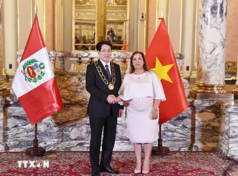 Tổng thống Dina Ercilia Boluarte Zegarra trao Huân chương “Mặt trời Peru” cấp Đại Thập tự tặng Chủ tịch nước Lương Cường. (Ảnh: Lâm Khánh/TTXVN)