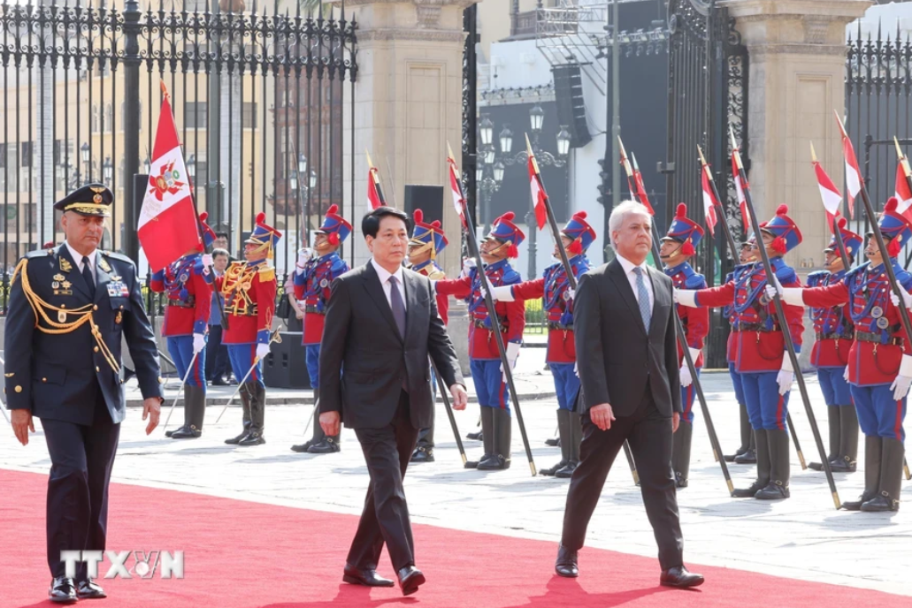 Lễ đón Chủ tịch nước Lương Cường thăm chính thức Peru. (Ảnh: Lâm Khánh/TTXVN)