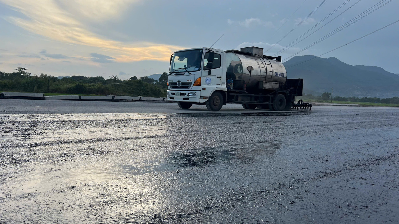 Do thời tiết nắng ráo nên công nhân, xe máy dàn trải khoảng gần nửa km hoạt động liên tục để thảm nhựa trên tuyến. Công trường cao tốc nhộn nhịp với tiếng động cơ, nhân lực động viên nhau làm việc hăng say tích cực.