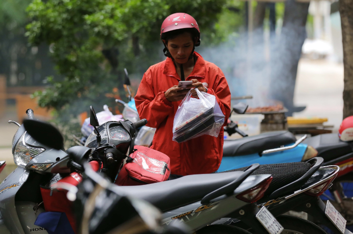 Lạm dụng đặt đồ ăn qua app sẽ thải ra môi trường lượng lượng rác nhựa khổng lồ. Ảnh: Hoàng Triều.