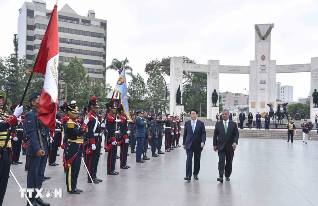 Nghi thức đón Chủ tịch nước Lương Cường đến đặt hoa tại Đài tưởng niệm các Anh hùng dân tộc và Tiền nhân nền độc lập của Peru. (Ảnh: TTXVN)