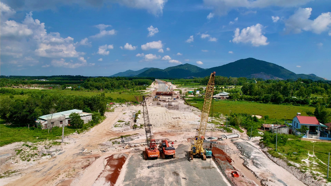 Tương tự Công ty 479 thi công 9 cầu, hiện cũng đã làm 7 cầu, trong đó cầu Suối Đá đang thi công hoàn thiện.