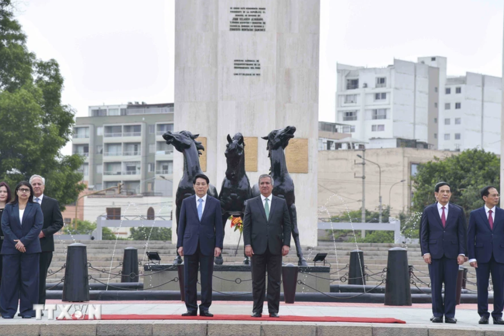 Chủ tịch nước Lương Cường tại Đài tưởng niệm các Anh hùng dân tộc và Tiền nhân nền độc lập Peru. (Ảnh: TTXVN)