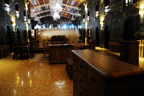 Nội thất bên trong với những vật dụng làm bằng gỗ