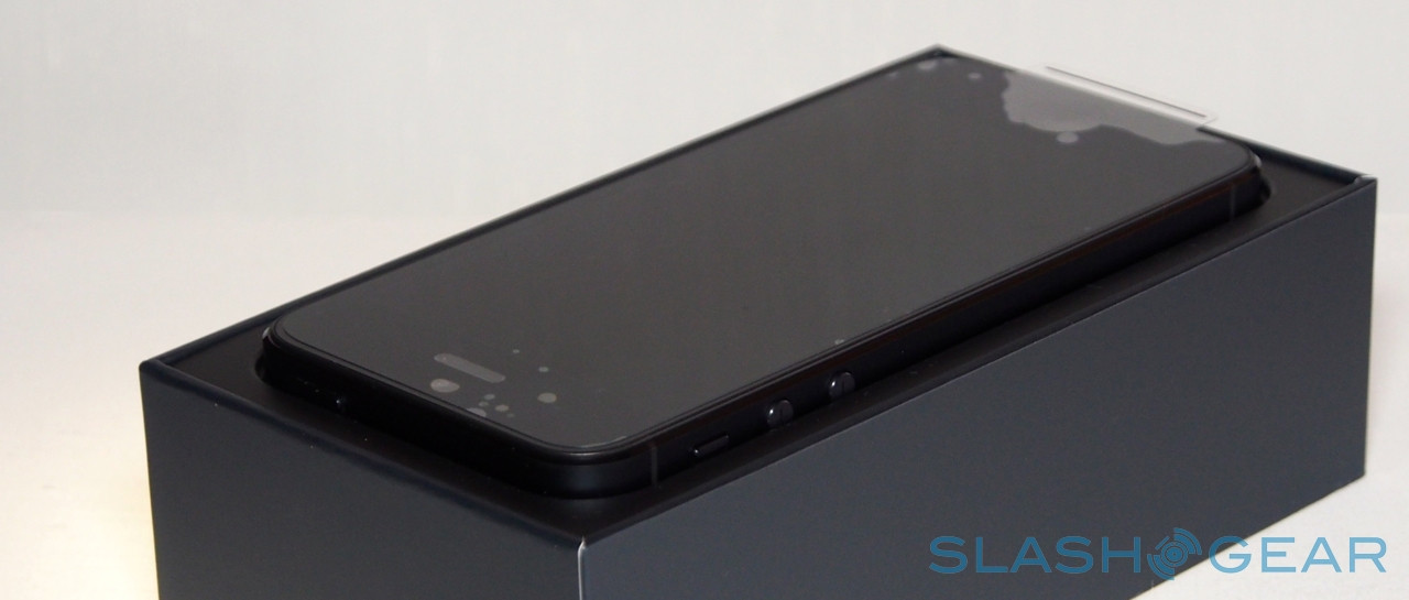 Máy vẫn được đặt trên cùng, gần nắp đậy nhất. Khi mở hộp, chúng ta sẽ thấy ngay iPhone 5. 