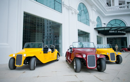 Dàn “xế cổ” với thiết kế mui trần sang trọng và lịch lãm sẽ giúp cuộc hành trình khám phá VMM Royal City rộng lớn trở nên thực sự thú vị và thoải mái.