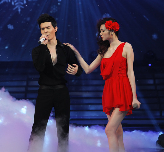 Nathan Lee và Ngọc Oanh nổi bật trên sân khấu tối qua. Ảnh: LVPH