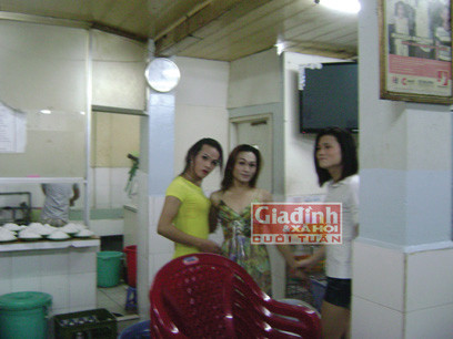 Ba “người đẹp” trong quán lẩu pêđê Thúy Linh. Ba “người đẹp” trong quán lẩu pêđê Thúy Linh