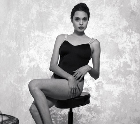 Vẻ cá tính và gợi cảm hiện rõ trên gương mặt của nữ minh tinh hiện là bà mẹ 6 con. Vẻ cá tính và gợi cảm hiện rõ trên gương mặt của nữ minh tinh hiện là bà mẹ 6 con