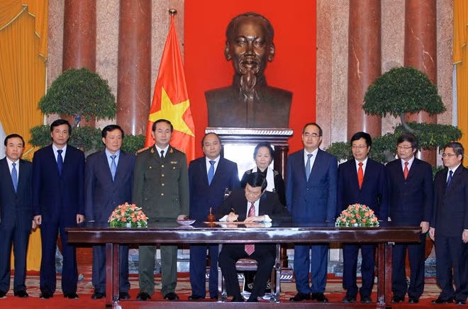 Chủ tịch nước Trương Tấn Sang Ký‎ Lệnh công bố Hiến pháp nước CHXHCN Việt Nam