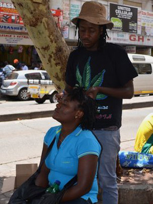 Anh Andile Khumalo phải đội mũ để giảm nguy cơ bị cướp tóc 