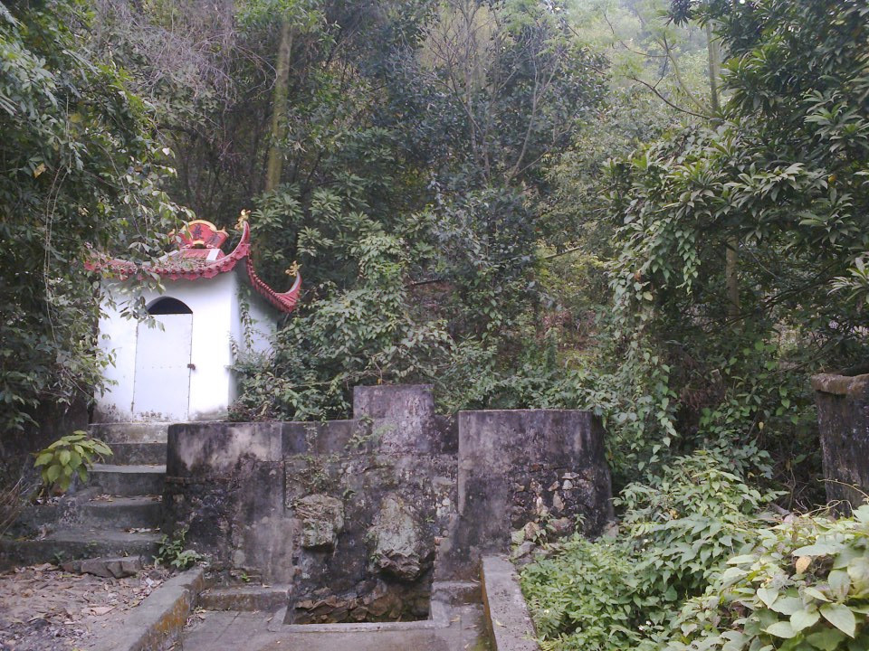 Quang cảnh giếng làng nơi có nguồn nước làm đẹp da cho thiếu nữ