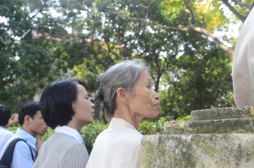 Nhiều người vẫn ngước nhìn về phía nơi gia đình Đại tướng sinh sống