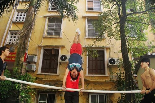 Phùng Văn Quý (14 tuổi) cho biết độ khó của các tiết mục biểu diễn sẽ được tăng dần qua các năm. Chính vì thế, em phải tập thật chăm chỉ thì mới có thể giữ thăng bằng tốt trong tiết mục này vì đặc điểm của nó là không đeo đai an toàn và nghệ sĩ hoàn toàn phải tự “đứng” bằng đôi tay của mình khi cây sào được nâng lên cao