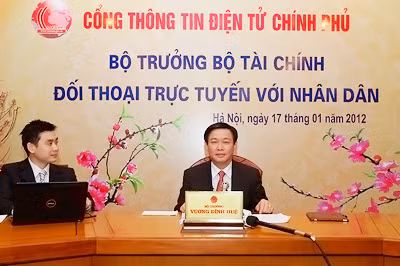 Bộ trưởng Vương Đình Huệ (bên phải). Bộ trưởng Vương Đình Huệ (bên phải)
