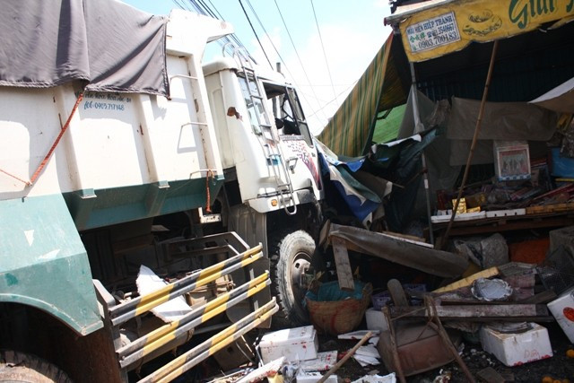 Vụ tai nạn khiến 5 người bị thương, trong đó có chị Giáp Thị Huyền và anh Nguyễn Văn Thường (mua bánh mì). Ngoài ra, có 3 người ngồi hàng ghế phía dưới ô tô khách bị thương là bà Lê Thị Đê (93 tuổi, ngụ Bình Dương), anh Đình Doan (43 tuổi, ngụ tỉnh Bà Rịa - Vũng Tàu) và anh Nguyễn Văn Hiệp (18 tuổi, ngụ Bình Dương)