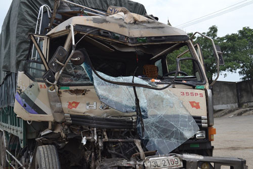 Đầu chiếc xe tải hư hỏng nặng