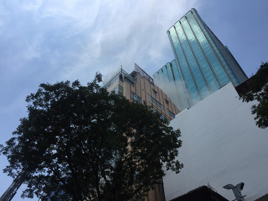 Cháy tại toà nhà ở trung tâm TPHCM ảnh 1