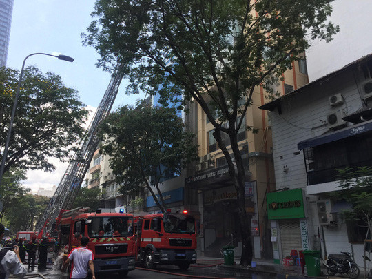 Cháy tại toà nhà ở trung tâm TPHCM ảnh 2