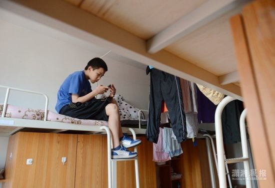 Chơi trò chơi trong ký túc xá của mình