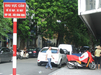 Tuyến “khoán - quản” Đinh Lễ nhiều ô tô đỗ trái phép, hàng rong tràn lan 