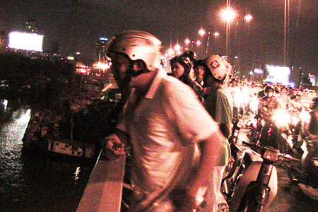 Nhiều người đi đường phát hiện vụ thiếu nữ nhảy cầu nhưng sự việc quá nhanh nên không kịp ngăn cản