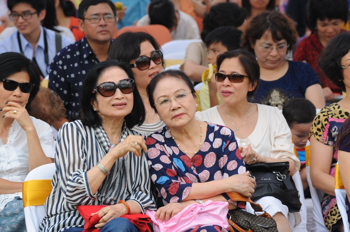 Bà chăm chú lắng nghe từng bản nhạc, thỉnh thoảng lại chia sẻ sự thích thú với bạn bè