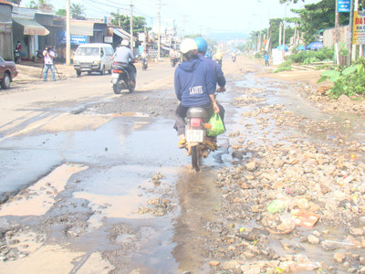 Nhiều đoạn đường QL 20 xuống cấp nghiêm trọng. Nhiều đoạn đường QL 20 xuống cấp nghiêm trọng