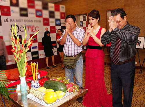 Mai Thu Huyền làm lễ khai máy bộ phim ngay sáng 4/6