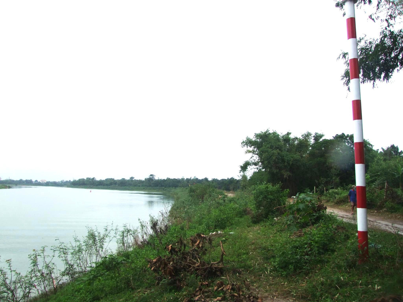 Đoạn sông thuộc bờ kè Bích Khê, xã Triệu Long, huyện Triệu Phong-nơi phát hiện thi thể nữ nạn nhân H. Đoạn sông thuộc bờ kè Bích Khê, xã Triệu Long, huyện Triệu Phong-nơi phát hiện thi thể nữ nạn nhân H.