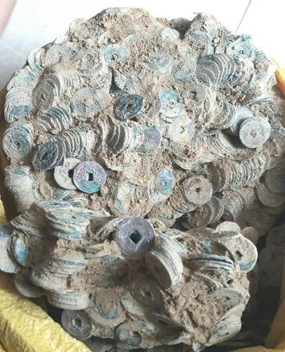 Khối tiền cổ nằm trong hũ sành mà hai ông Nguyễn Quốc Trị và Nguyễn Đình Vương phát hiện, trục vớt, giao nộp cơ quan chức năng tỉnh Quảng Trị.