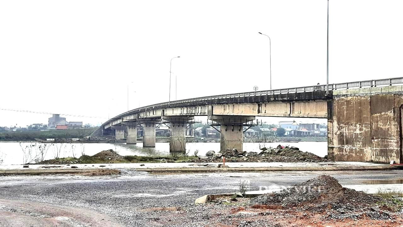 Cầu Đại Lộc- nơi hai kẻ sát nhân Võ Viết Đạt và Đoàn Thanh Tuấn vứt xe mô tô của nạn nhân Lê Thị H. đêm 11/12. Cầu Đại Lộc- nơi hai kẻ sát nhân Võ Viết Đạt và Đoàn Thanh Tuấn vứt xe mô tô của nạn nhân Lê Thị H. đêm 11/12.