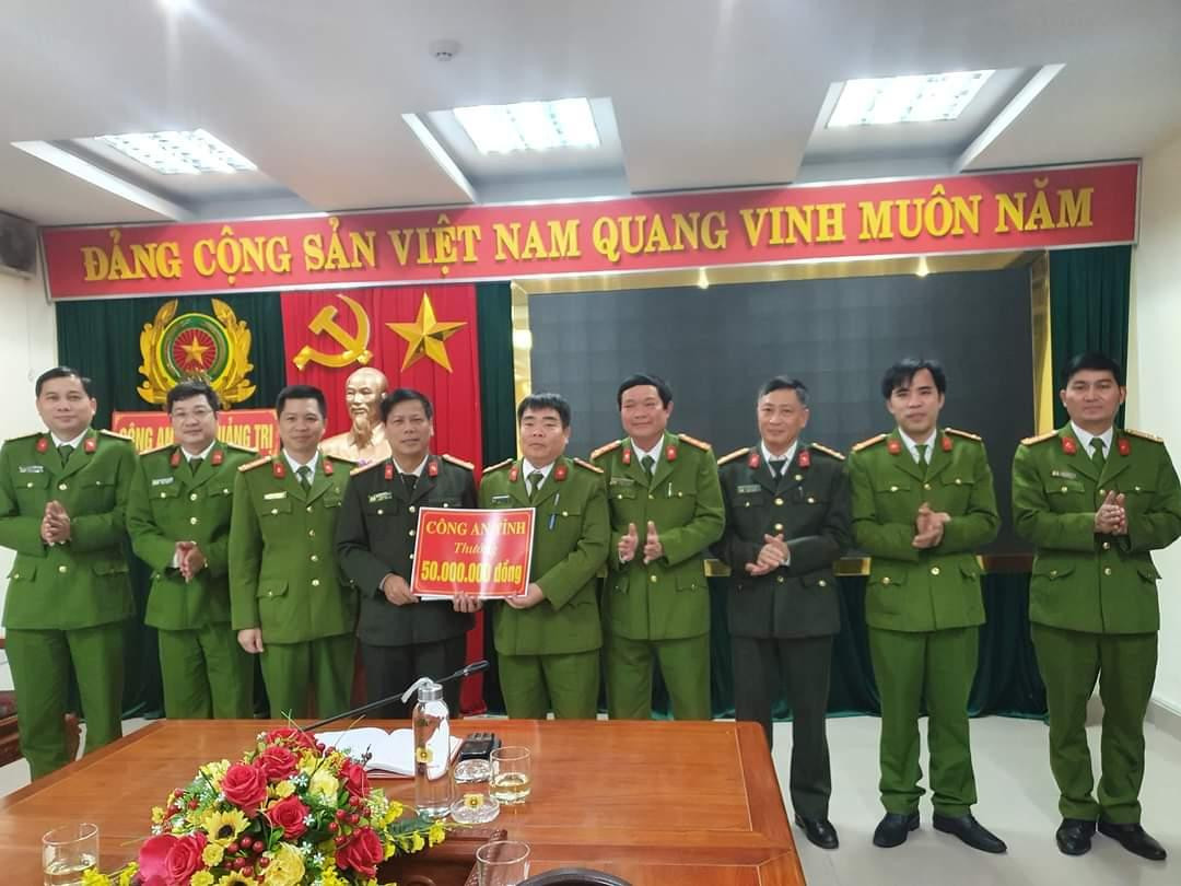 Đại tá Nguyễn Văn Thanh, Giám đốc Công an tỉnh Quảng Trị trao thưởng số tiền 50 triệu đồng cho ban chuyên án 1112G. Đại tá Nguyễn Văn Thanh, Giám đốc Công an tỉnh Quảng Trị trao thưởng số tiền 50 triệu đồng cho ban chuyên án 1112G.