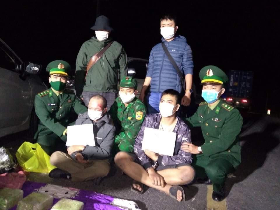 Lực lượng chức năng bắt giữ các đối tượng và tang vật