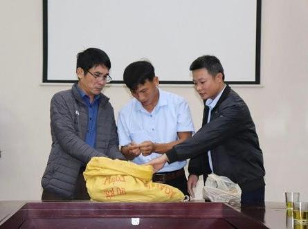 Cơ quan chức năng tiếp nhận số tiền cổ do người dân phát hiện.