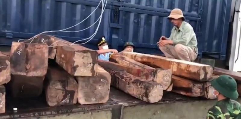 Tang vật gỗ lậu của vụ án buôn lậu. Tang vật gỗ lậu của vụ án buôn lậu.