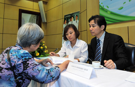 Giáo sư Bành đang tư vấn cho bệnh nhân