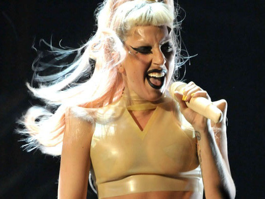 Lady Gaga trình diễn trên sân khấu lễ trao giải Grammy 53